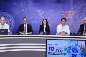 Các khách mời tham dự tọa đàm (từ trái sang): Ông Phan Đức Hiếu, Ủy viên hoạt động chuyên trách Ủy ban Kinh tế của Quốc hội; ông Binu Jacob, Tổng Giám đốc Nestlé Việt Nam; bà Bùi Thu Thủy, Phó Cục trưởng Cục Đầu tư nước ngoài, Bộ Tài chính; ông Lê Quang Hoà, Ủy viên Ban Thường vụ Tỉnh ủy, Phó Chủ tịch Ủy ban nhân dân tỉnh Hưng Yên; Tiến sĩ Nguyễn Sĩ Dũng, nguyên Phó Chủ nhiệm Văn phòng Quốc hội, điều phối chương trình. (Ảnh: chinhphu.vn/Nhật Bắc)