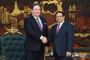 Thủ tướng Chính phủ Phạm Minh Chính và Đại sứ Hoa Kỳ tại Việt Nam Marc E.Knapper. (Ảnh: TRẦN HẢI)