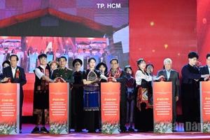 Thủ tướng Chính phủ Phạm Minh Chính, các đồng chí lãnh đạo thực hiện nghi thức khởi công đồng loạt các trường. (Ảnh: Trần Hải)