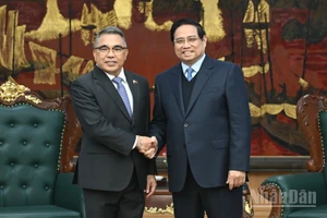 Thủ tướng Chính phủ Phạm Minh Chính và Đại sứ Philippines tại Việt Nam Meynardo Los Banos Montealegre. (Ảnh: Trần Hải)