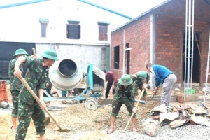 Cán bộ, chiến sĩ Trung đoàn 6, Bộ Chỉ huy Quân sự thành phố Huế hỗ trợ xây dựng, sửa chữa nhà giúp người dân vùng thiên tai. (Ảnh: VGP)