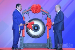 Thủ tướng Phạm Minh Chính và lãnh đạo Sở Giao dịch Chứng khoán Thượng Hải thực hiện nghi thức đánh cồng. (Ảnh: Thanh Giang)