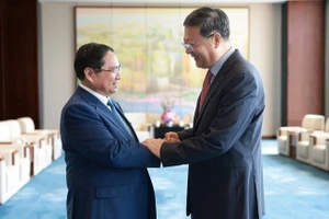 Bí thư Thành ủy Thượng Hải Trần Cát Ninh đón Thủ tướng Phạm Minh Chính thăm Thượng Hải. (Ảnh: VGP/Nhật Bắc)