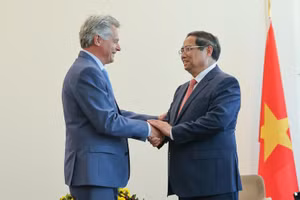 Thủ tướng Phạm Minh Chính và Bí thư toàn quốc Đảng Cộng sản Pháp Fabien Roussel. (Ảnh: NHẬT BẮC/VGP)