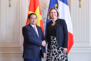 Thủ tướng Phạm Minh Chính và Chủ tịch Quốc hội Pháp Yael Braun-Pivet .(Ảnh: VGP/Nhật Bắc)