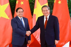 Thủ tướng Phạm Minh Chính và Thủ tướng Trung Quốc Lý Cường trước khi bắt đầu cuộc hội đàm chiều ngày 24/6. (Ảnh: VGP/NHẬT BẮC)