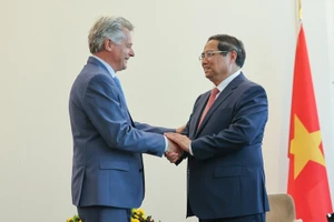 Thủ tướng Phạm Minh Chính và Bí thư toàn quốc Đảng Cộng sản Pháp Fabien Roussel. (Ảnh: NHẬT BẮC/VGP)