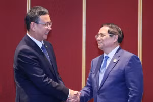 Thủ tướng Phạm Minh Chính tiếp ông Trần Văn Kiện, Chủ tịch Hội đồng quản trị Tập đoàn Đường sắt Trung Quốc (CREC). Ảnh: VGP/NHẬT BẮC