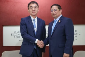 Thủ tướng Phạm Minh Chính và Chủ tịch Viện ERIA, Giáo sư Tetsuya Watanabe. (Ảnh: VGP/Nhật Bắc)