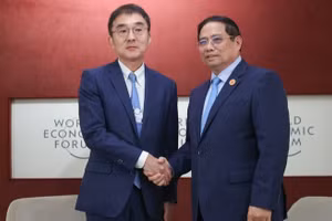 Thủ tướng Phạm Minh Chính và Chủ tịch Viện ERIA, Giáo sư Tetsuya Watanabe. (Ảnh: VGP/Nhật Bắc)