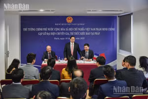 Thủ tướng Chính phủ Phạm Minh Chính gặp gỡ các chuyên gia, trí thức người Việt tại Pháp. (Ảnh: MINH DUY)