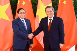 Thủ tướng Phạm Minh Chính và Thủ tướng Trung Quốc Lý Cường trước khi bắt đầu cuộc hội đàm chiều ngày 24/6. (Ảnh: VGP/NHẬT BẮC)