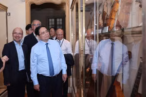 Thủ tướng Phạm Minh Chính tham quan Bảo tàng Lascaris. (Ảnh: VGP/Nhật Bắc)