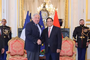 Thủ tướng Phạm Minh Chính và Chủ tịch Thượng viện Gérard Larcher. (Ảnh: VGP/Nhật Bắc)