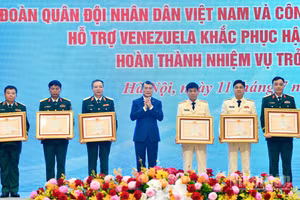 Thủ tướng Chính phủ Lê Minh Hưng trao Huân chương Bảo vệ Tổ quốc hạng Nhì và hạng Ba tặng các tập thể thuộc lực lượng cứu hộ, cứu nạn Quân đội nhân dân Việt Nam và Công an nhân dân Việt Nam tại Lễ tuyên dương. (Ảnh: Thanh Giang)