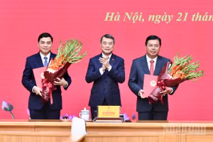 Thủ tướng Chính phủ Lê Minh Hưng trao Quyết định và tặng hoa chúc mừng Quyền Bộ trưởng Nội vụ Nguyễn Tiến Hải và Thứ trưởng Thường trực Dân tộc và Tôn giáo Nguyễn Hoài Anh. (Ảnh: Thanh Giang)