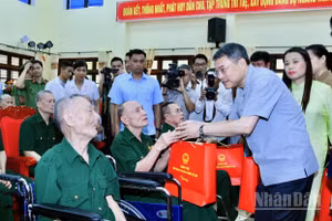 Thủ tướng Chính phủ Lê Minh Hưng ân cần thăm hỏi, tặng quà cho các bác thương binh đang điều trị tại Trung tâm Điều dưỡng thương binh Kim Bảng. (Ảnh: Thanh Giang)