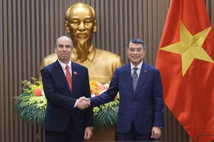 Thủ tướng Chính phủ Lê Minh Hưng và đồng chí Rogelio Polanco Fuentes, Đại sứ Cuba tại Việt Nam. (Ảnh: VGP/Nhật Bắc)