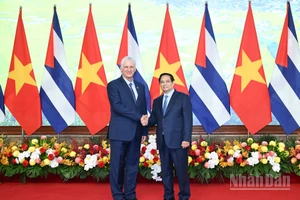 Thủ tướng Chính phủ Phạm Minh Chính và Bí thư Thứ nhất Trung ương Đảng Cộng sản, Chủ tịch nước Cuba Miguel Diaz Canel. (Ảnh: TRẦN HẢI)