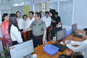 Thủ tướng Phạm Minh Chính trao đổi với lãnh đạo tỉnh An Giang, phường Thới Sơn về công tác phục vụ thủ tục hành chính cho người dân. (ẢNH: THANH GIANG)