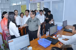 Thủ tướng Phạm Minh Chính trao đổi với lãnh đạo tỉnh An Giang, phường Thới Sơn về công tác phục vụ thủ tục hành chính cho người dân. (ẢNH: THANH GIANG)