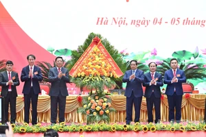 Bí thư Đảng ủy Chính phủ, Thủ tướng Chính phủ Phạm Minh Chính tặng hoa chúc mừng Đại hội đại biểu Đảng bộ Bộ Xây dựng lần thứ I, nhiệm kỳ 2025-2030. (Ảnh: TRẦN HẢI)