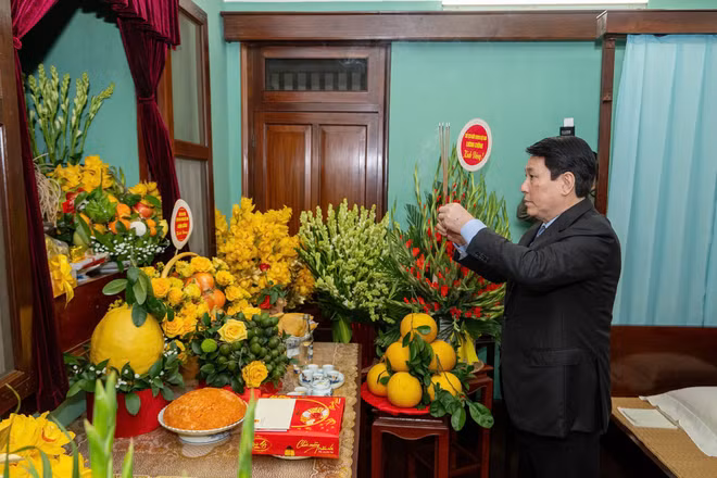 Chủ tịch nước Lương Cường dâng hương tưởng niệm Chủ tịch Hồ Chí Minh tại Nhà 67 (ảnh Thủy Nguyên)
