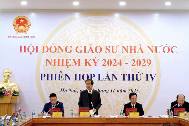 Chủ tịch Hội đồng Giáo sư Nhà nước Nguyễn Kim Sơn phát biểu tại phiên họp.