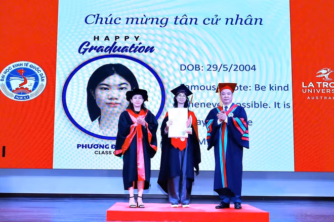 Giám đốc Đại học Kinh tế quốc dân và đại diện Đại học La Trobe trao bằng cho các tân cử nhân (Ảnh: Mạnh Xuân)