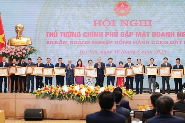Ông Nguyễn Đức Thụy – Chủ tịch HĐQT LPBank (thứ 8 từ trái sang) đại diện Ngân hàng nhận Bằng khen của Thủ tướng Chính phủ trong công tác an sinh xã hội