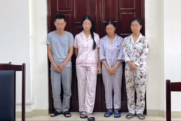 Khởi tố bị can và tạm giam bốn đối tượng về tội Sản xuất, buôn bán hàng giả là lương thực, thực phẩm.