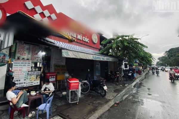 Cửa hàng bánh mì trên đường Nguyễn Thái Sơn đã tạm dừng hoạt động phục vụ công tác kiểm tra an toàn thực phẩm.