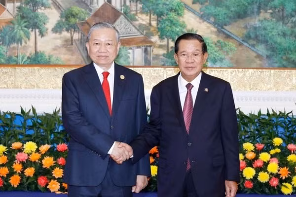 Tổng Bí thư Tô Lâm và Chủ tịch Đảng Nhân dân Campuchia Hun Sen. (Ảnh: TTXVN)