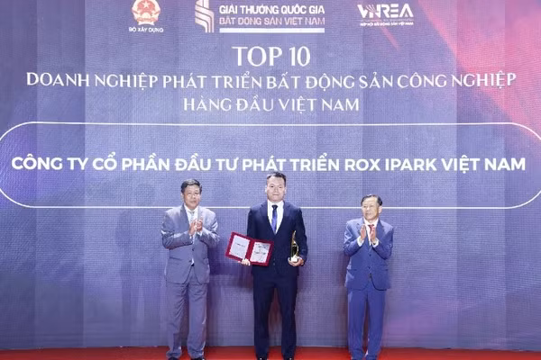 Đại diện ROX iPark nhận giải thưởng Doanh nghiệp phát triển bất động sản công nghiệp hàng đầu Việt Nam.