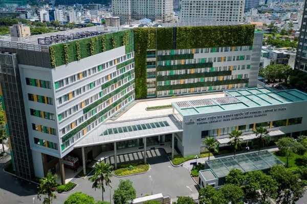 Vinmec Central Park được xây dựng trên khuôn viên rộng rãi với tổng số vốn đầu tư 1.200 tỷ đồng.