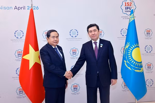 Chủ tịch Quốc hội Trần Thanh Mẫn hội kiến Chủ tịch Hạ viện Kazakhstan Yerlan Koshanov nhân dịp tham dự Đại hội đồng IPU-132. (Ảnh: TTXVN)