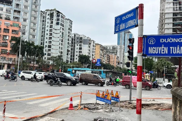 Hà Nội cải tạo hạ tầng, xén vỉa hè, chặt cây, tổ chức giao thông tại 12 nút giao để giảm ùn tắc. 