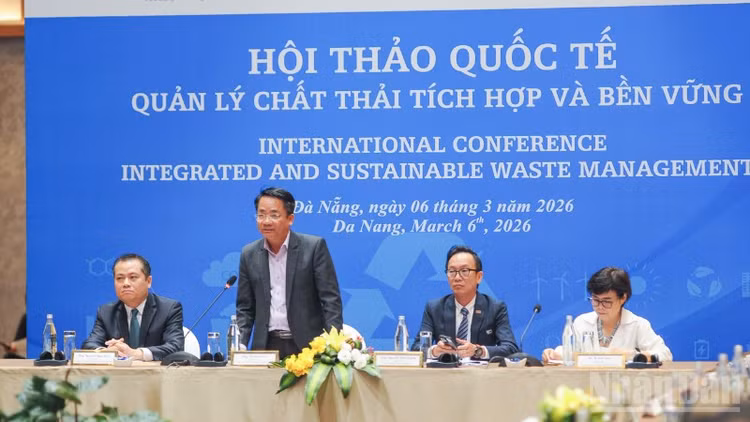 Các đại biểu điều hành hội thảo quốc tế.