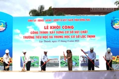 Các đại biểu thực hiện nghi lễ động thổ khởi công xây dựng Trường tiểu học và trung học cơ sở Lộc Thịnh.