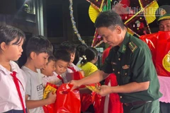 Lãnh đạo Bộ đội Biên phòng tỉnh Đồng Nai tặng quà cho các em thiếu nhi dịp Tết Trung thu 2025.