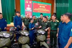 Thiếu tướng Vũ Văn Cường, Phó Chính ủy Tổng cục Hậu cần-Kỹ thuật căn dặn các đồng chí dân quân sử dụng xe an toàn, đúng mục đích