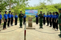 Lực lượng đoàn thanh niên Đồn Biên phòng Đắk Ơ phối hợp với đoàn thanh niên xã Đắk Ơ tham gia bảo vệ cột mốc biên giới.