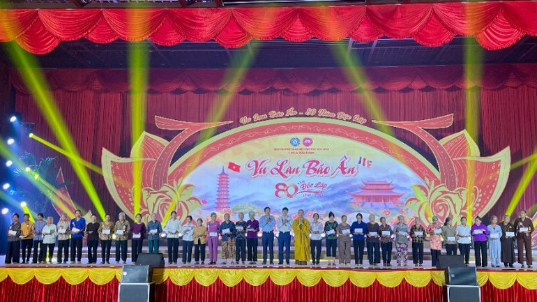 Vu lan là mùa của lòng hiếu hạnh, nhưng cũng là mùa của lòng nhân ái, sẻ chia, Ban tổ chức Pháp hội đã dành tấm lòng tri ân sâu sắc để trao tặng những phần quà nghĩa tình đến Mẹ Việt Nam Anh hùng, những bậc cao niên không nơi nương tựa trên địa bàn phường Tây Hoa Lư, tỉnh Ninh Bình. img-1886-4580.jpg