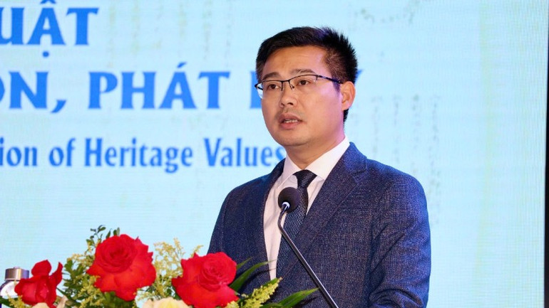 លោកបណ្ឌិត Pham Duc Anh នាយកវិទ្យាស្ថានសិក្សា និងអភិវឌ្ឍន៍វៀតណាម សាកលវិទ្យាល័យជាតិវៀតណាម ទីក្រុងហាណូយ បានធ្វើបទបង្ហាញរបាយការណ៍បើកនៅក្នុងសន្និសីទនេះ។ img-7691-529.jpg