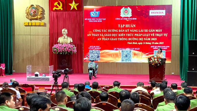 Ngay sau chương trình ký kết, cán bộ chiến sĩ lực lượng Công an tỉnh và cán bộ, giáo viên các trường trung học phổ thông, giáo dục nghề nghiệp trên địa bàn tỉnh đã tham gia lớp tập huấn công tác hướng dẫn kỹ năng lái xe gắn máy an toàn và giáo dục kiến thức pháp luật về trật tự an toàn giao thông đường bộ năm 2025; thực hành kỹ năng lái xe an toàn. img-5534-2018.jpg