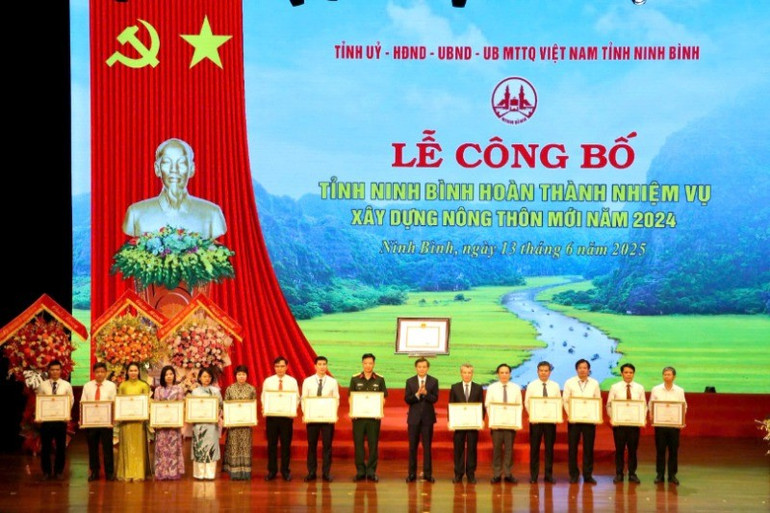 Dịp này, 34 tập thể, 49 cá nhân và 7 hộ gia đình được nhận Bằng khen của tỉnh Ninh Bình vì có thành tích xuất sắc trong phong trào thi đua cả nước chung sức xây dựng nông thôn mới, giai đoạn 2021-2025 trên địa bàn tỉnh. 75f7a1b6-1428-4f40-9877-7194b1e2553d-1738.jpg