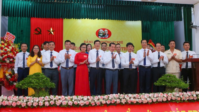Ra mắt Ban Chấp hành Đảng bộ phường Vị Khê nhiệm kỳ 2025-2030. (Ảnh: CÔNG LUẬT) z6909537722552-3bda5566a9879f849295f412226b672a-2199.jpg