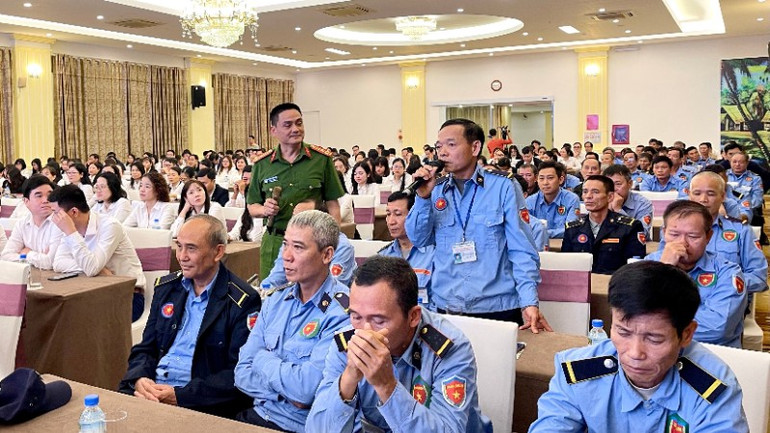 Bảo vệ ngân hàng nhận xét về các thủ đoạn của tội phạm và ứng biến của nhân viên ngân hàng sau khi xem các video do camera giám sát ghi lại. img-7607-8153.jpg