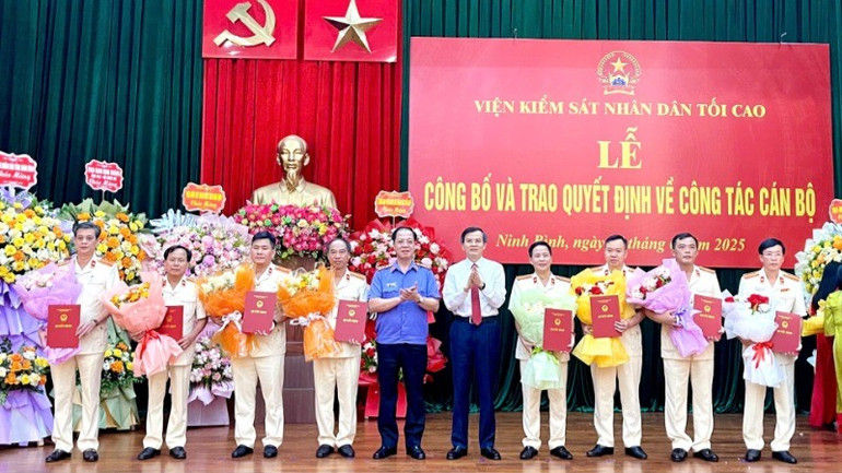 Trao Quyết định bổ nhiệm chức vụ Phó Viện trưởng Viện Kiểm sát nhân dân tỉnh Ninh Bình mới cho 8 đồng chí. 64cbbbea-6531-4e0f-b9ea-75523c95d114-9907.jpg