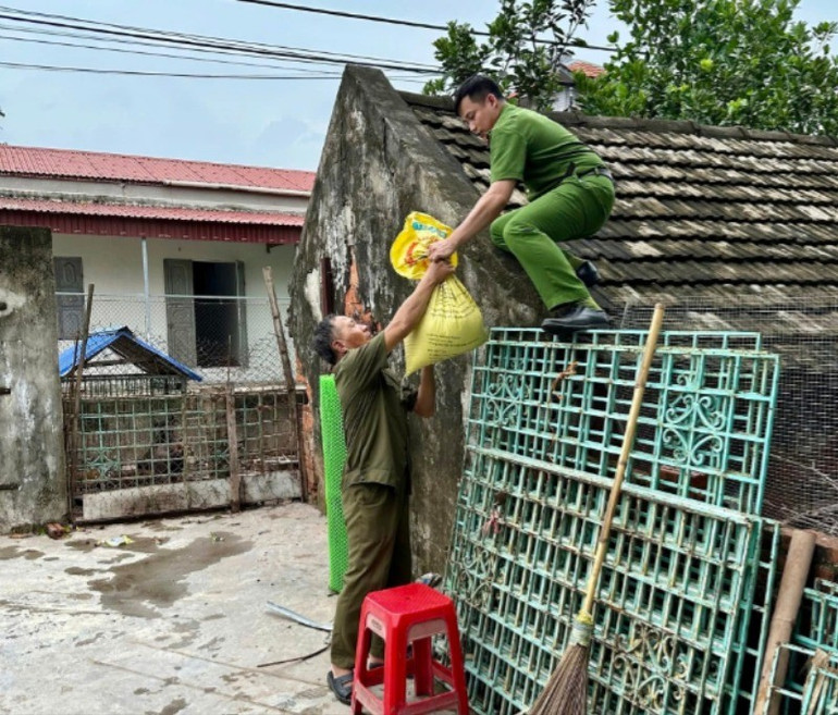 Lực lượng công an giúp đỡ người dân chằng chống nhà cửa. img-0039-5164.jpg